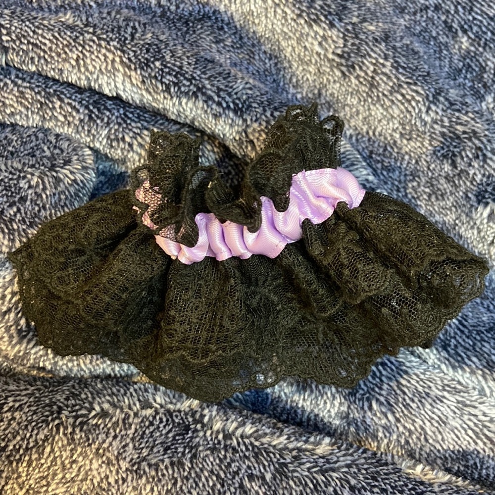 Black and purple garter